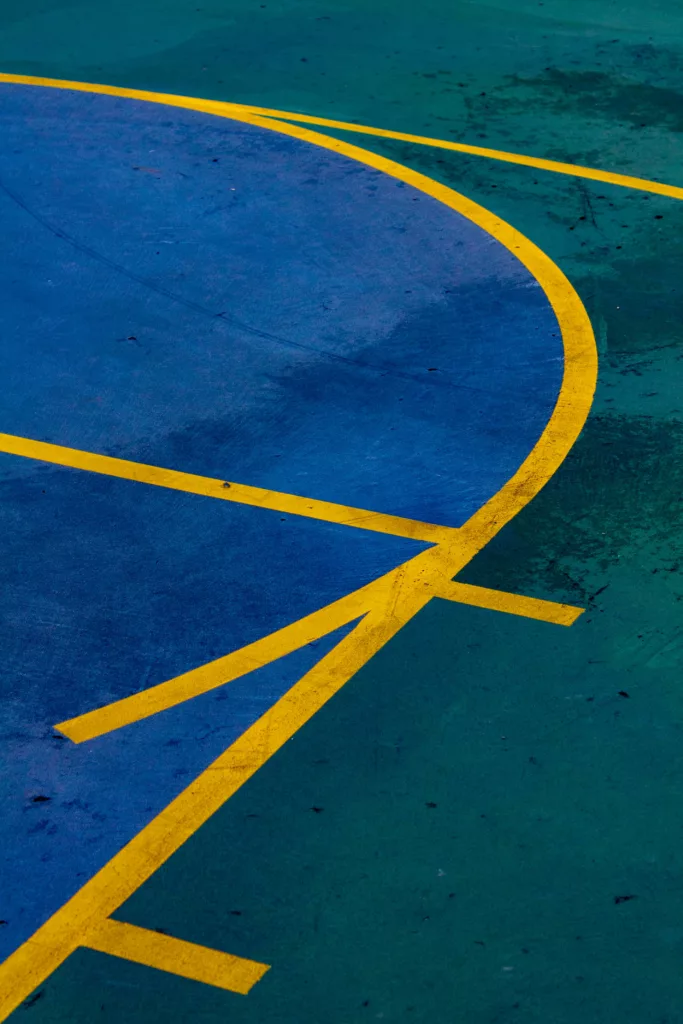 Bodenmarkierungsband in Gelb auf grünem und blauem Boden