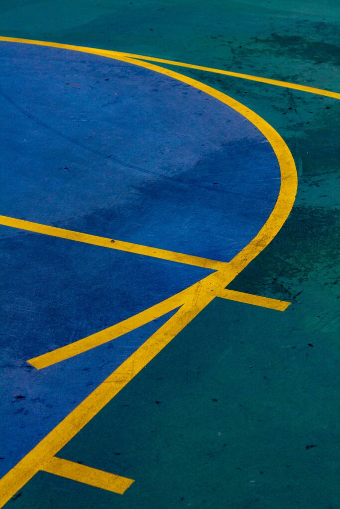 Bodenmarkierungsband in Gelb auf grünem und blauem Boden