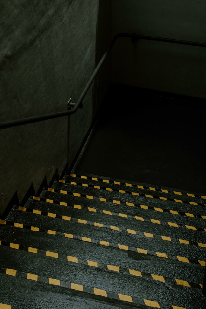 Fluchtweg- und Sicherheitsmarkierung auf einer Treppe zu erkennen