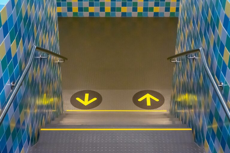 Fluchtweg- und Sicherheitsmarkierung auf einer Treppe in Gelb